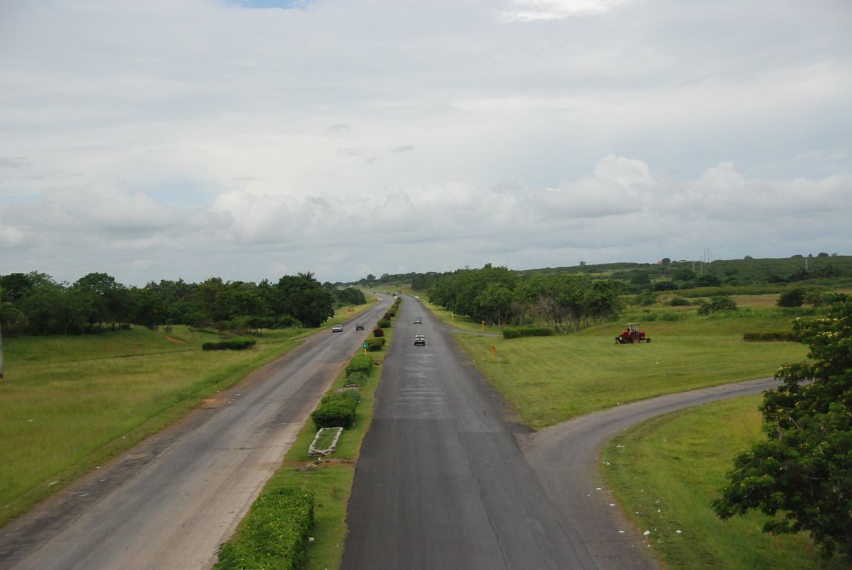11 Cuba - Highway from Havana to Vinales